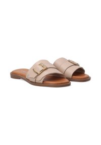 Beige rutsandaler med en bred rem, som har en gylden spændeaccent og en brun tekstureret sål. Glat læderlignende materiale med åben tå.