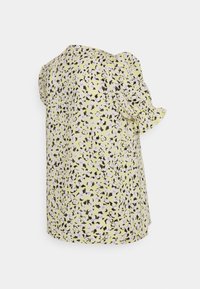 Blusa de mangas curtas em tecido amarelo claro com padrões florais em preto e rosa, apresentando um decote arredondado e mangas suaves com babados.