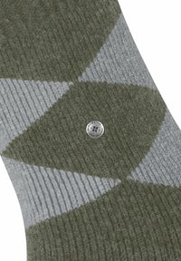 Grüne und graue Wollsocke mit einem Rautenmuster, geripptem Textur und einem silbernen Logo-Button an der Seite.