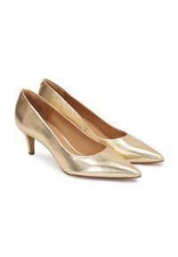 Stiletto aurii din metal, cu vârf ascuțit, toc kitten mic și textură netedă. Prezintă o deschidere largă pentru picior.
