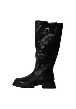 Botte haute en cuir noir avec semelle épaisse et sangle à boucle argentée près du haut, vue de profil sur fond blanc.