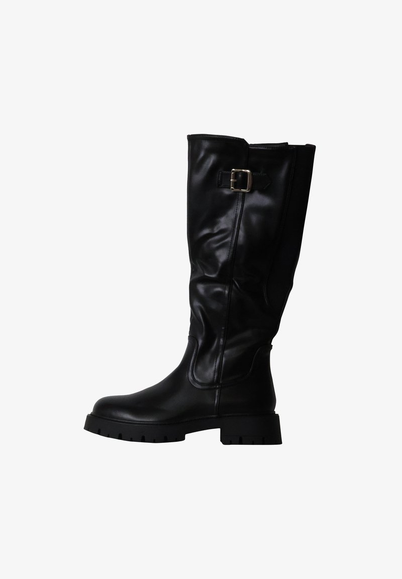 Botte haute en cuir noir avec semelle épaisse et sangle à boucle argentée près du haut, vue de profil sur fond blanc.