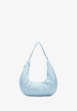 Sac à épaule en cuir bleu clair avec un design courbé, doté d'une seule sangle, d'une fermeture éclair et d'une texture lisse, affichant un branding minimal.