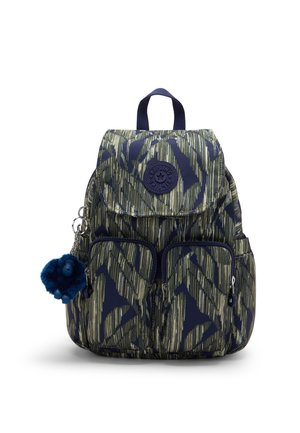Rucksack mit grünem und marineblauem abstraktem Muster, zwei frontalen Reißverschlusstaschen, einem oberen Griff und einem blauen, pelzigen Schlüsselanhänger.