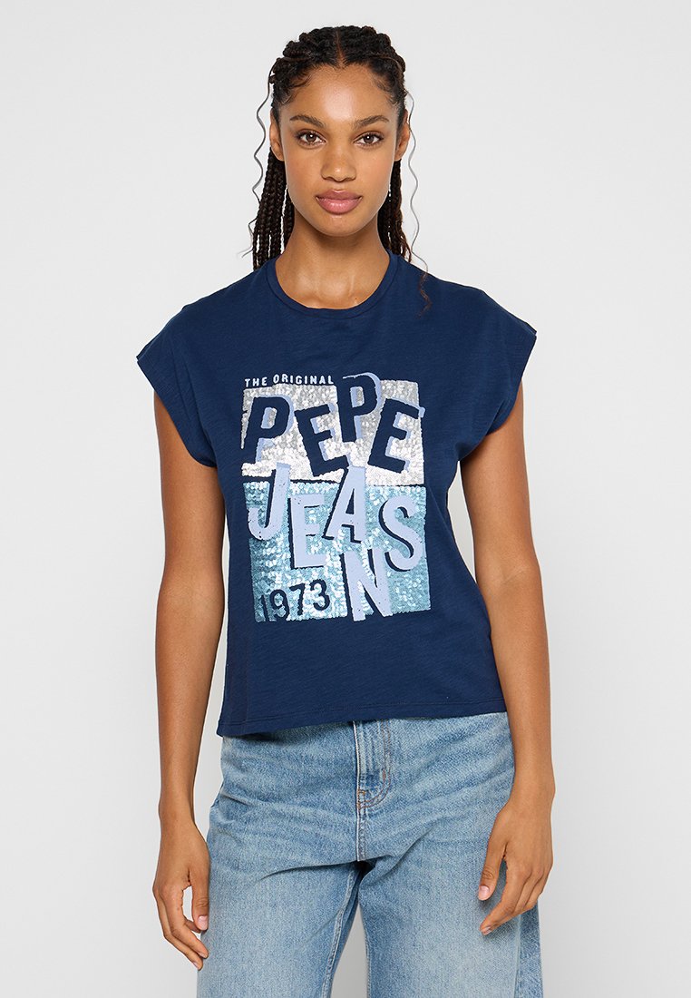 Camiseta de algodón azul marino de manga corta, con un diseño de logo en lentejuelas en azul claro y plata que incluye el texto "PEPE JEANS 1973".