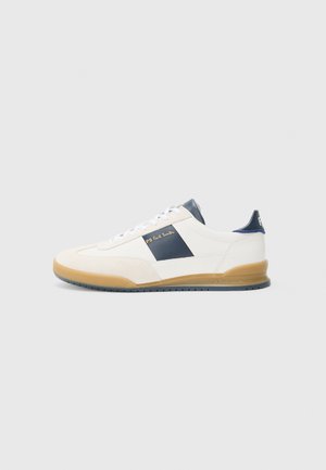 Weiße Sneakers mit marineblauen Akzenten, aus Wildleder und Leder, runde Spitze und Gummisohle. Mit Logo an der Seite und Rückseite.