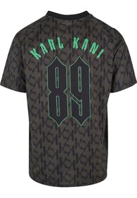 Juodai ir žaliais raštais su trumpomis rankovėmis marškiniai, ant nugaros su "KARL KANI" tekstu ir skaičiumi "89" ryškiu žaliu šriftu.