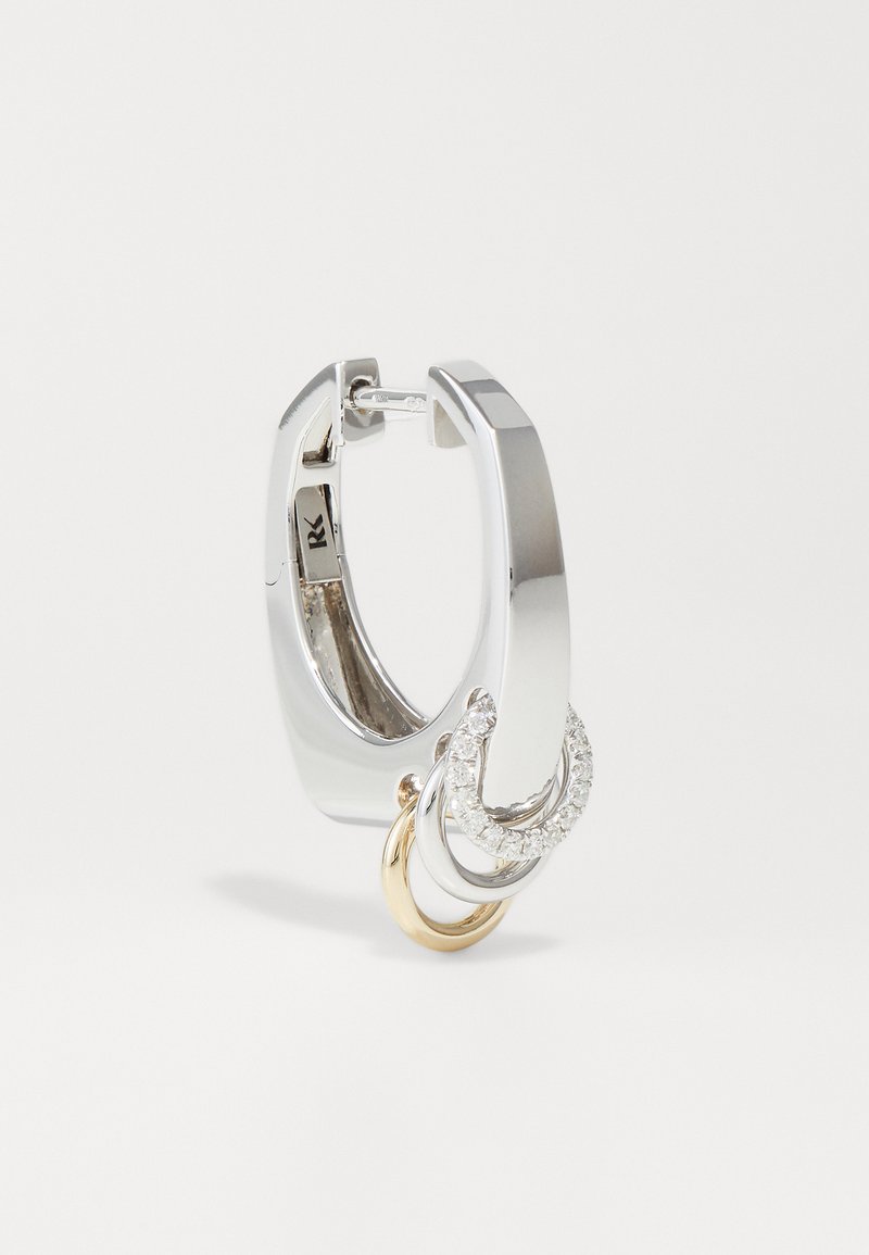 Ασημένιο σκουλαρίκι κρίκος με γυαλιστερή επιφάνεια, χρυσή λεπτομέρεια και υφασμάτινο ασημένιο γούρι διακοσμημένο με μικρές καθαρές πέτρες.