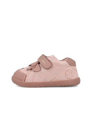 Zapato rosa para niño pequeño con textura de ante, suela de goma, dos tiras de velcro y diseño floral bordado en el lateral y en la zona de los dedos.