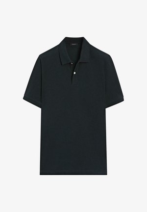 Polo nera a maniche corte con colletto e due bottoni sulla patta, distesa su uno sfondo bianco.