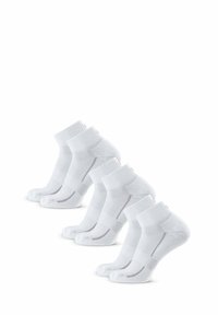 Calcetines blancos de tobillo con puños acanalados, talones reforzados y un sutil patrón texturizado. Se muestran cuatro pares, con un diseño limpio y mínimos acentos rojos.