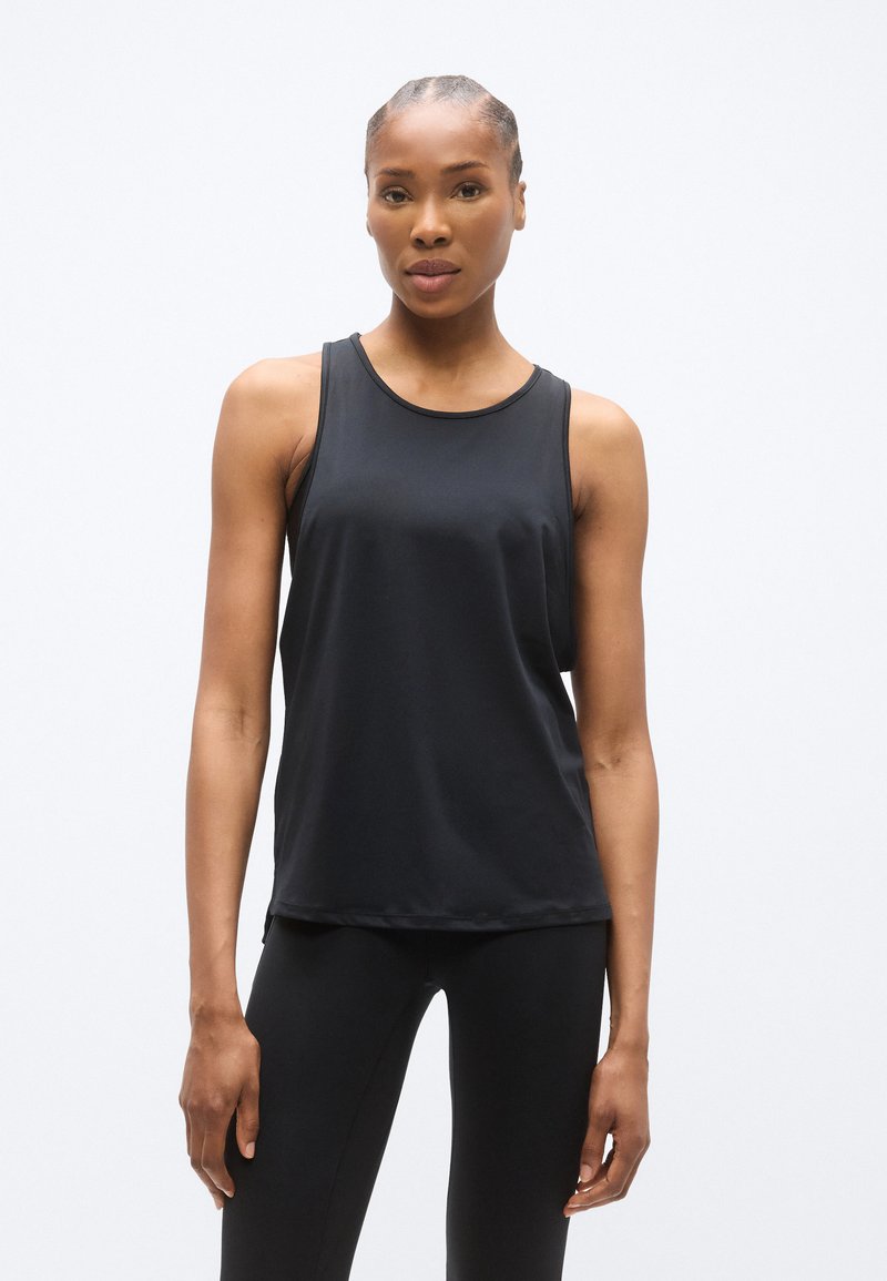 Μαύρο αμάνικο αθλητικό τοπ από λείο, ελαστικό ύφασμα, με στρογγυλεμένο ντεκολτέ και διακριτικές πλαϊνές ανοίγματα για ευκολία στην κίνηση.