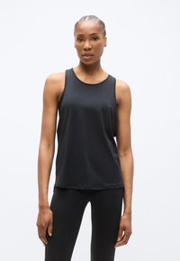 Fekete ujjatlan sport trikó, sima, rugalmas anyagból készült, lekerekített nyakkivágással és finom oldalsó hasítékokkal a könnyebb mozgás érdekében.