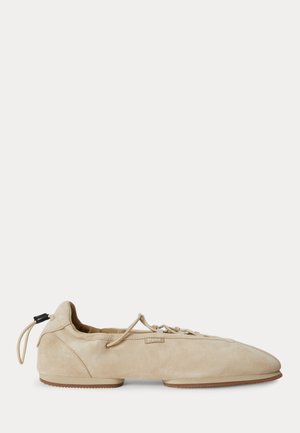 Chaussure plate en daim beige avec lacets à l'avant, bout arrondi, petit talon et étiquette de la marque Polo sur le côté.