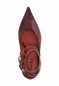 Flats en simili cuir serpent rouge à bout pointu avec des découpes sur les côtés, dotées d'un fin lacet pour un ajustement et d'un intérieur rouge uni.