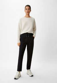 comma casual identity REGULAR JOGGER - Jogginghose - schwarz
