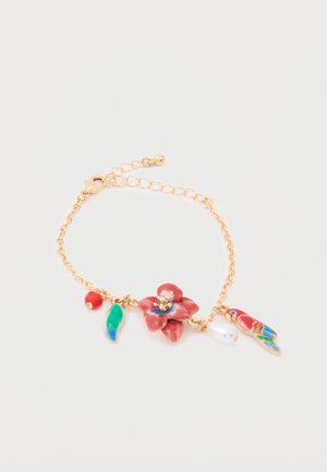 Bracelet chaîne en or avec fleur rouge, feuille verte, perle rouge, perle blanche et breloques perroquet colorées sur fond blanc.