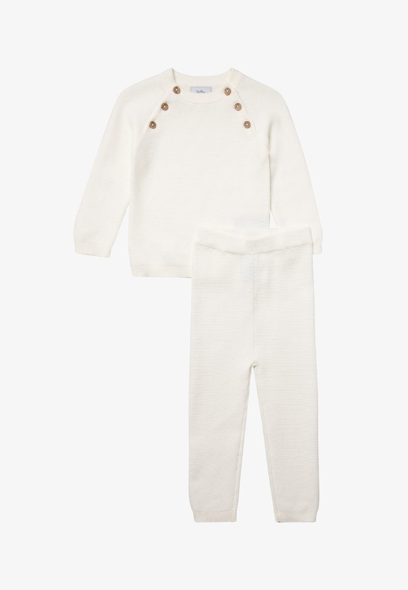 Witte geribde gebreide twee-delige kledingset met een lange mouw top met knoopaccenten en bijpassende broek met een zachte tailleband.