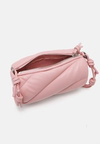 Vaaleanpunainen nahkakäsilaukku, jossa on tikattu muotoilu, vetoketjukiinnitys, solmittu kahva ja sileä pinta. Sisäpuolella on logon kohokuviointi.