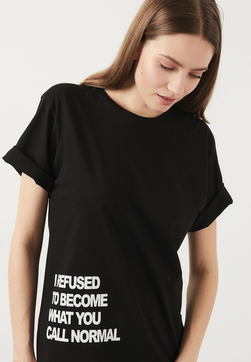 Damen T-Shirts | LELA T-Shirt print black/schwarz - OM46570 Damen T-Shirts | LELA T-Shirt print black/schwarz - OM46570