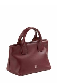 Borsa in pelle bordeaux con due manici corti, forma strutturata, cuciture minime e un sottile logo sul davanti. Texture liscia.