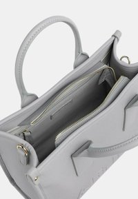 Borsa a tracolla in pelle grigia con doppio manico superiore, tasche interne, cerniere dorate e logo impresso sulla parte esterna.