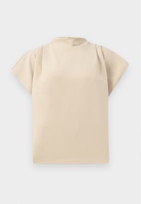 Top beige a maniche corte con collo alto e vestibilità rilassata. Texture liscia con una sottile drappeggiatura sulle spalle. Design semplice e minimalista.