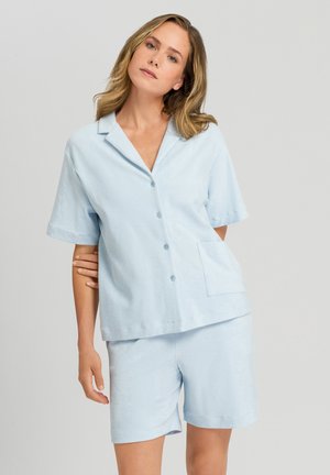 Helles blaues, kurzärmliges Schlafanzugset aus weichem Stoff; knöpfbares Hemd mit Tasche, kombiniert mit passender Shorts. Schlichtes, entspanntes Design.