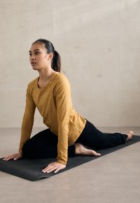Yogasearcher BIONIKARA - Top dugih rukava - curry