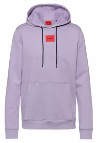 Felpa di cotone viola con tasca frontale, cordini neri e un patch logo rosso sul petto. Presenta polsini e orlo a coste.