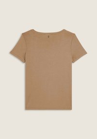 Camiseta marrón de manga corta hecha de tela suave, con cuello redondeado y un pequeño detalle de logo en la parte trasera.