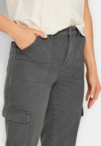 Grijze cargobroek van denim, met zijzakken, een hoge taille en een gladde textuur met zichtbare stikseldetails.