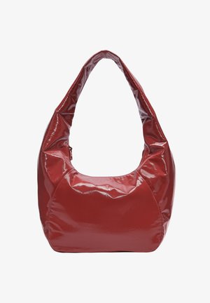 Rote, glänzende Hobo-Tasche mit einem breiten, gebogenen Griff und einer weichen, abgerundeten Form. Verfügt über einen Reißverschluss und eine glatte, glänzende Textur.