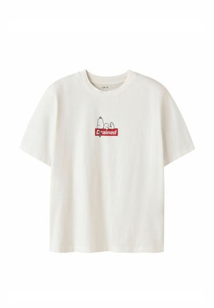 Hvid t-shirt med korte ærmer med en lille grafik af en liggende hund over en rød boks med ordet "Drained" på brystet.