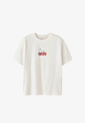 Hvid t-shirt med korte ærmer med en lille grafik af en liggende hund over en rød boks med ordet "Drained" på brystet.