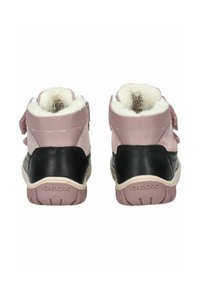 Zapatillas de media caña en rosa y negro con parte superior de ante, forro suave, dobles correas de Velcro y suela de goma texturizada.