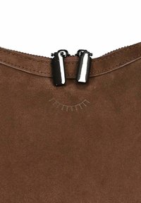 Hnedá semišová taška so zatváraním na zips. Zips má dvojité lesklé kovové ťahače a hladký textúrovaný povrch.