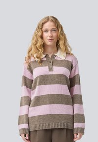 Maglione a righe marrone e rosa chiaro, con collo a camicia, tre bottoni, orlo a coste e un materiale morbido e testurizzato.