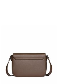 Borsa a tracolla in ecopelle marrone con chiusura a patta, texture liscia, design piatto e tracolla regolabile.