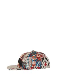 Căciulă din material textil cu un model colorat, prezentând designuri geometrice în roșu, albastru și bej; visieră plată; curea ajustabilă neagră la spate.