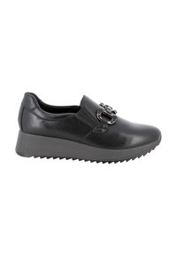 Scarpa nera in pelle senza lacci con superficie texturizzata, dotata di una fibbia decorativa in argento e suola a zeppa.
