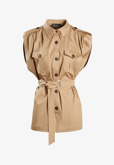 Hnědé šaty košilového stylu se skladbami na ramenou, dvěma předními kapsami, zapínáním na knoflíky a páskem v pase s kulatou přezkou. Hladká textura látky.