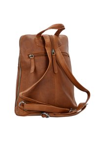 Sac à dos en cuir marron de forme verticale, doté d'une fermeture éclair, de deux poches zippées extérieures et d'une sangle réglable. Texture lisse.