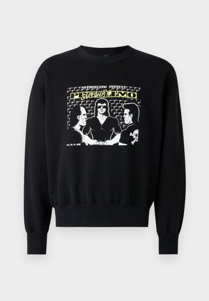 Zwarte sweatshirt met lange mouwen en geribbelde manchetten. De frontafbeelding toont drie figuren in een retro ontwerp met gele en witte tekstaccenten.