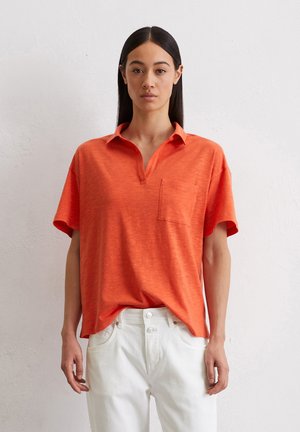 Kortærmet, kravefri t-shirt i lys orange, lavet af et struktureret stof; har en venstre brystlomme og en afslappet pasform.