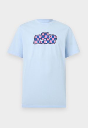 Jasnoniebieska koszulka z krótkim rękawem z różowo-niebieskim, kratkowanym logo Nike i symbolem Swoosh umieszczonym na środku klatki piersiowej.