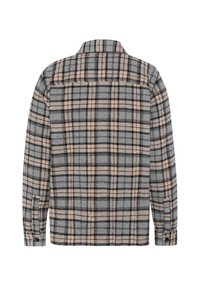 Camisa de cuadros para hombre con vista trasera, que presenta colores gris, negro y rosa, mangas largas y una tela suave y texturizada.