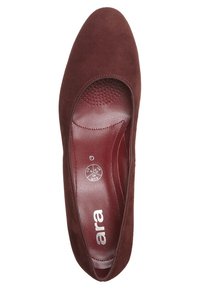 Burgundy mockasiner i suede med rund tå, slät innersula och perforerad fotbädd. Logotyp på innersulan och mjuk textur.