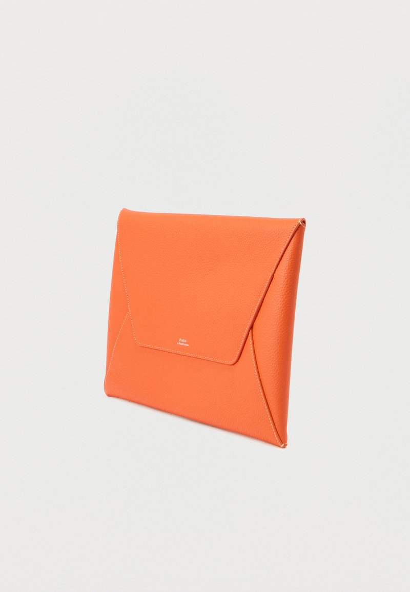 Pochette en cuir orange de style enveloppe avec rabat pliant et coutures blanches discrètes sur un fond pâle uni.