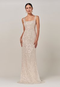 Abito da sera decorato con perline, con scollatura quadrata, silhouette aderente e colore beige tenue. Caratterizzato da paillettes scintillanti e spalline sottili.
